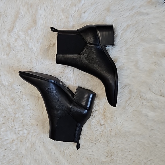 *SOLD* Chinese Filip Black Bootie, size 6, Like new with original box - Picture 4 of 12